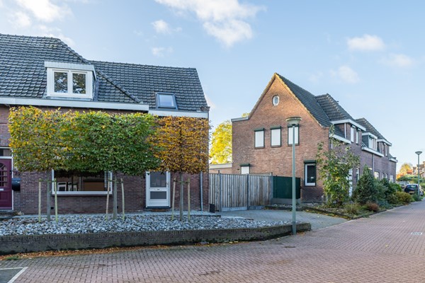 Foto - Verkocht onder voorbehoud: Instapklare gemoderniseerde hoekwoning uit 1920 met 4 slaapkamers, aanbouw met leef keuken en bijkeuken, eigen oprit (2 auto's) en een onderhoudsvriendelijke tuin gelegen op het Zuiden.